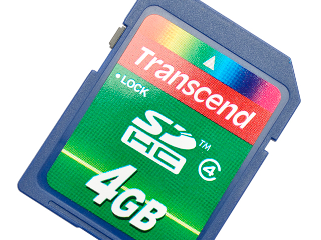 4GB SDHCメモリーカードを標準装備