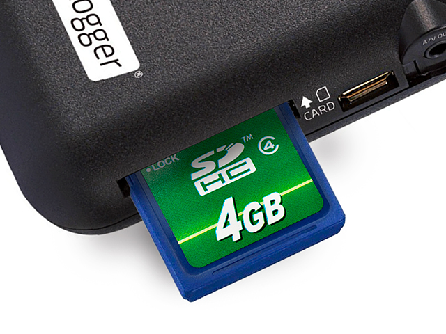SDカードスロットル装備で最大32GBまで対応
